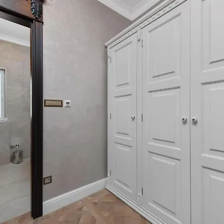 Carolus In - Five Bedroom With Terrace And Swimming Pool