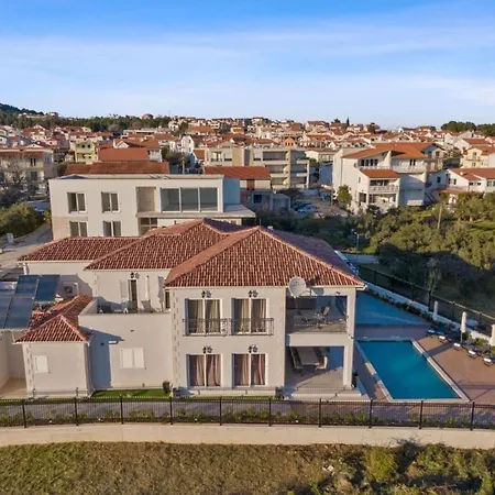 Carolus In - Five Bedroom With Terrace And Swimming Pool *