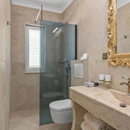 Villa Carolus In - Five Bedroom With Terrace And Swimming Pool