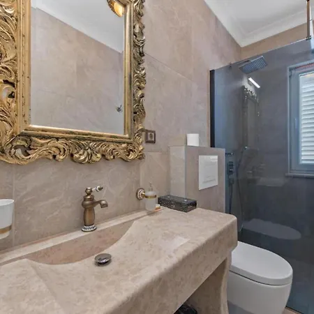 Carolus In - Five Bedroom With Terrace And Swimming Pool 빌라 *