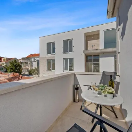 Carolus In - Five Bedroom With Terrace And Swimming Pool *