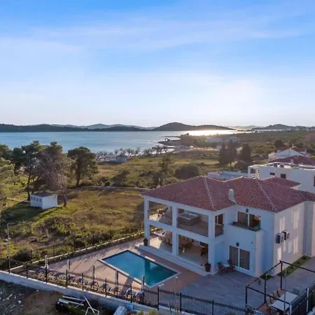 Carolus In - Five Bedroom With Terrace And Swimming Pool