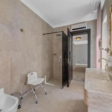 Villa Carolus In - Five Bedroom With Terrace And Swimming Pool