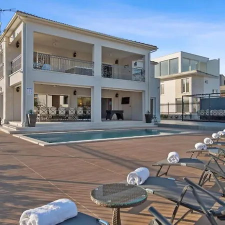 Carolus In - Five Bedroom With Terrace And Swimming Pool