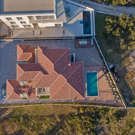 Carolus In - Five Bedroom With Terrace And Swimming Pool 보디체