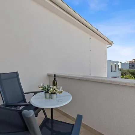 Villa Carolus In - Five Bedroom With Terrace And Swimming Pool Vodice