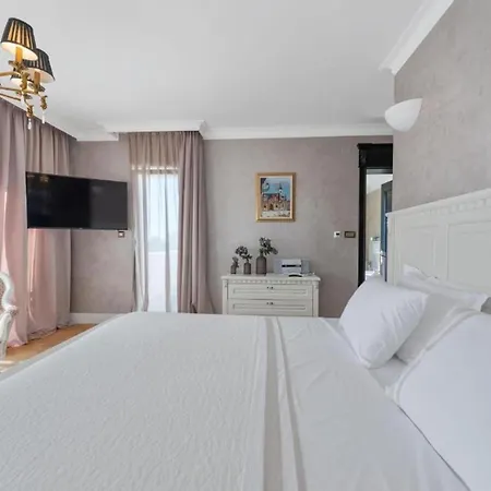 Villa Carolus In - Five Bedroom With Terrace And Swimming Pool