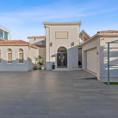 Carolus In - Five Bedroom With Terrace And Swimming Pool * 보디체