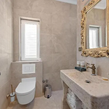 Carolus In - Five Bedroom With Terrace And Swimming Pool Villa