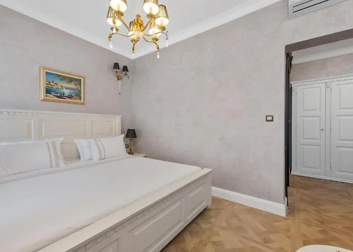 Carolus In - Five Bedroom With Terrace And Swimming Pool Vila *