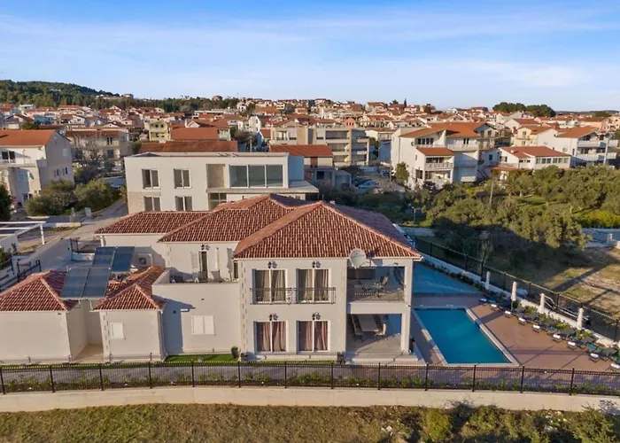 Carolus In - Five Bedroom With Terrace And Swimming Pool *