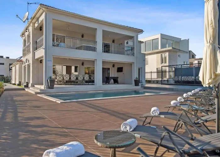 Carolus In - Five Bedroom With Terrace And Swimming Pool