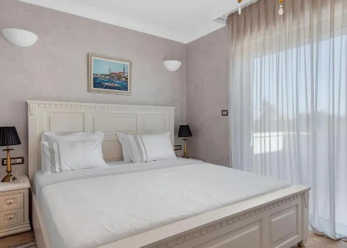 Carolus In - Five Bedroom With Terrace And Swimming Pool Vila Vodice