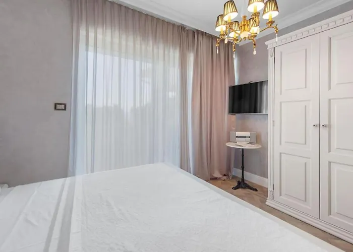 Carolus In - Five Bedroom With Terrace And Swimming Pool Vila