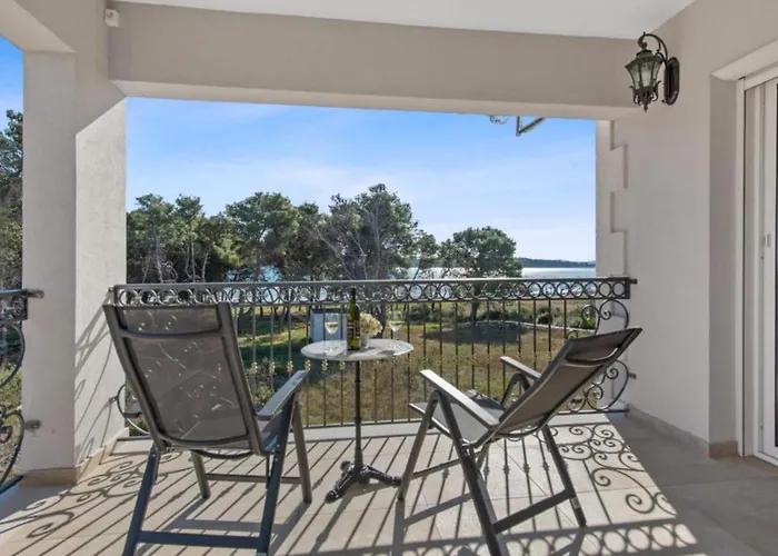 Carolus In - Five Bedroom With Terrace And Swimming Pool Vila *