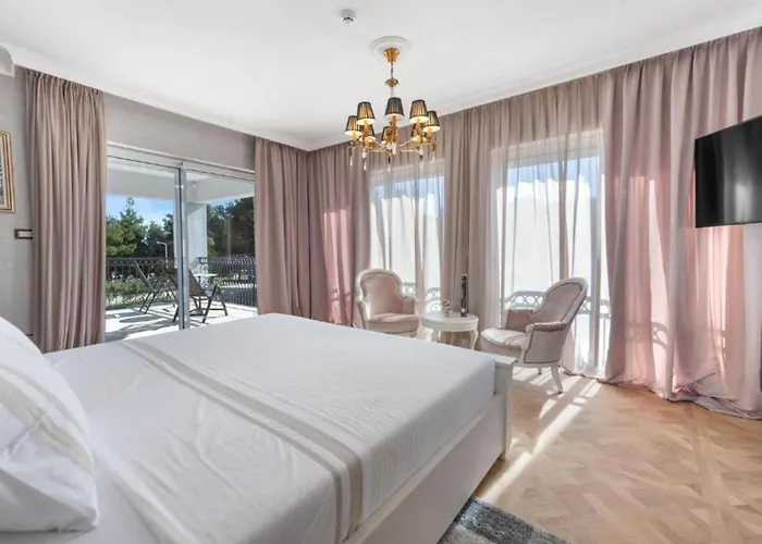 Carolus In - Five Bedroom With Terrace And Swimming Pool Vila *