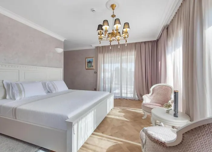 Carolus In - Five Bedroom With Terrace And Swimming Pool Vila