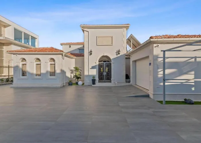 Carolus In - Five Bedroom With Terrace And Swimming Pool * Vodice