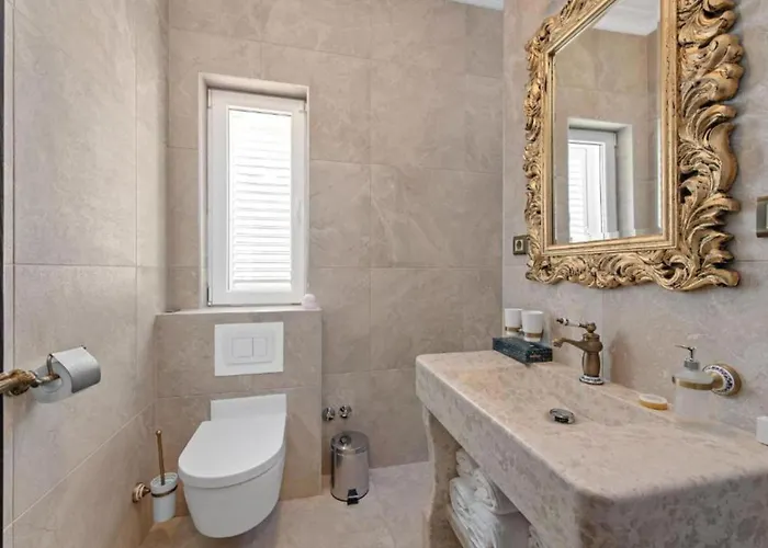 Carolus In - Five Bedroom With Terrace And Swimming Pool Vila